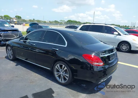 2016 Mercedes-Benz C 300 Luxury/Sport z USA, uszkodzony, nr VIN 55SWF4JB8GU159956
